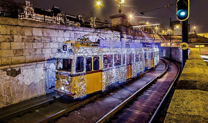 Рождественский трамвай. Автор: Tamas Rizsavi.