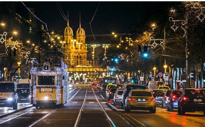 Праздничная атмосфера на улицах Будапешта. Автор: Tamas Rizsavi.