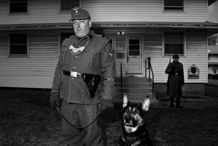 Охранник казарм (Guarding the Barracks) 2012 г. Авторы фото: Stacy Kranitz, Marisha Camp.