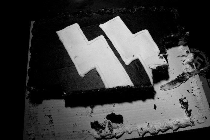 Торт с символикой СС (Cake-Schutzstaffel) 2009 г. Авторы фото: Stacy Kranitz, Marisha Camp.