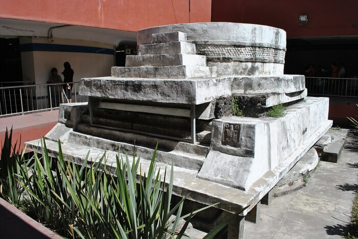 Мексиканская пирамида Эхекатля на станции метро Мехико. \ Фото: google.com.