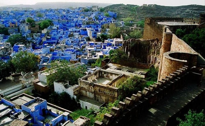 За голубую окраску домов его часто именуют «Голубым городом».