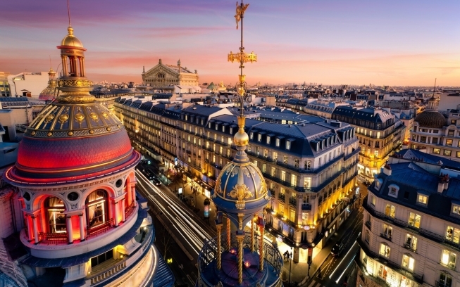 Париж — гулкий полумрак Нотр-Дама и тихий шёпот туристов в залах Лувра.