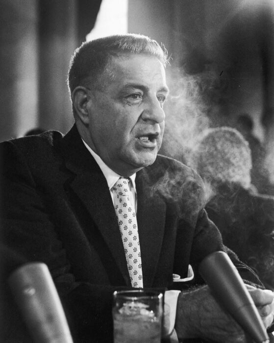 Американский гангстер, ставший информатором Джозефа Валачи, даёт показания в сенатском комитете, 1963 год. \ Фото: the-godfather4.netlify.app.