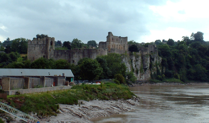 Замок Чепстоу — норманнский замок, построенный в 1067 году графом Уильямом Фиц-Осберном на вершине скалы с видом на реку Уай. \ Фото: google.com.