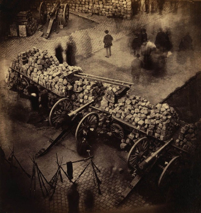 Баррикада возле Отель-де-Виль, апрель 1871 года. \ Фото: wordpress.com.