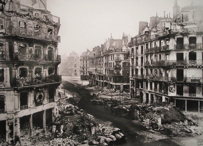 Улица Риволи после боев и пожаров Парижской коммуны, 1871 год. \ Фото: meighanmaley.com.