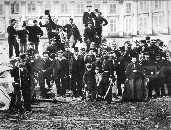 Парижская коммуна, фотограф: Бруно Браквейе, 1871 год. \ Фото: pinterest.com.au.