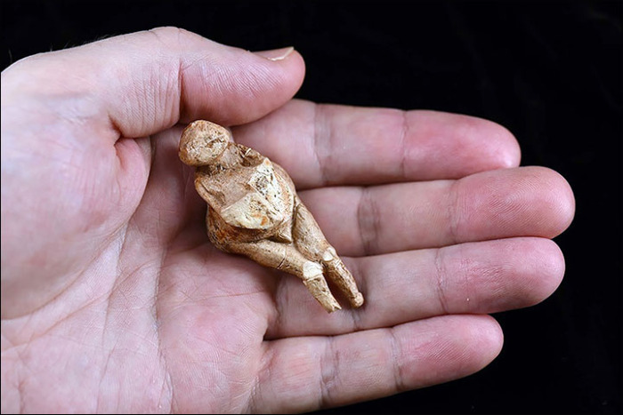 В России обнаружена фигура Венеры возрастом 23 000 лет, фото любезно предоставлено Институтом археологии и этнографии. \ Фото: news.artnet.com.