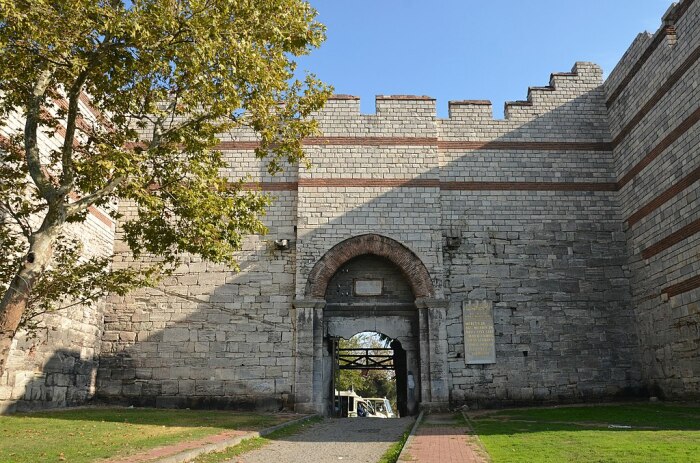 Восстановленные ворота Харисия или Адрианопольские ворота, через которые султан Мехмед II въехал в город. \ Фото: en.wikipedia.org.