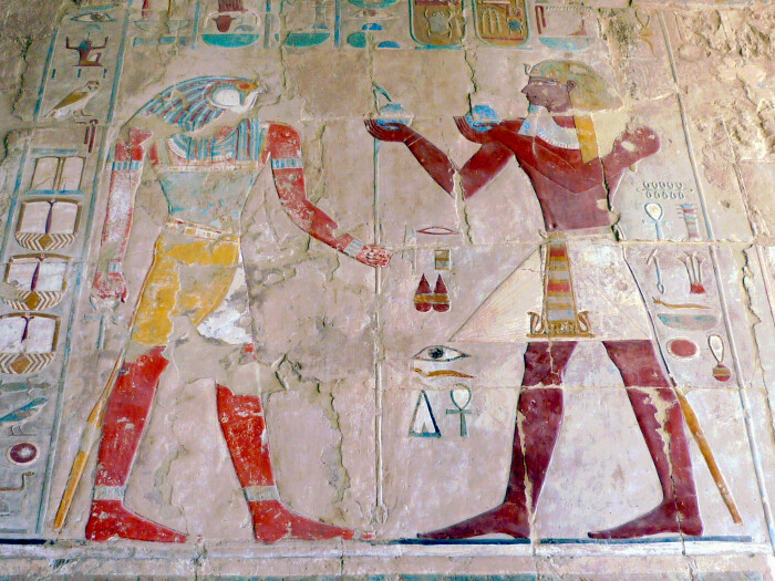 Изображение из храма Хатшепсут в Дейр-эль-Бахри: Тутмос III преподносит дары Хору / Сокару. \ Фото: commons.wikimedia.org.