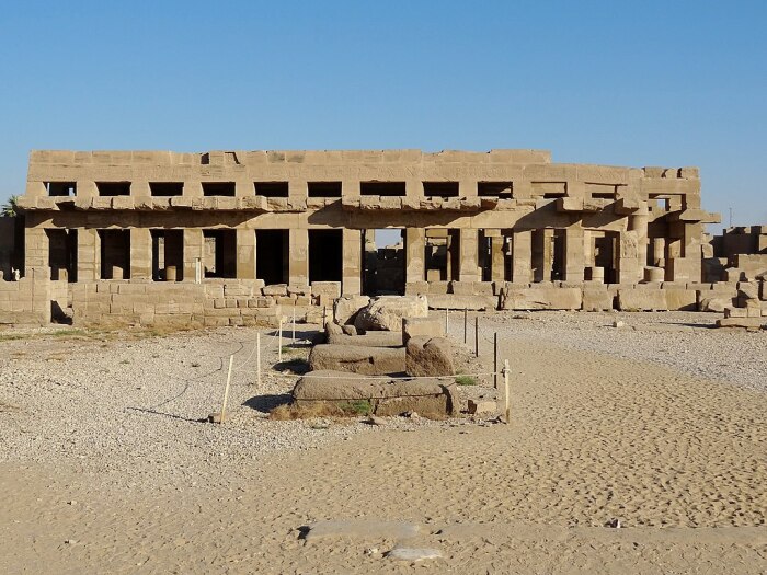 Храм Тутмоса III в Карнаке. \ Фото: de.dreamstime.com.