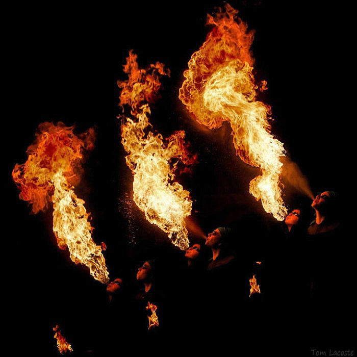 Огненные факелы. Фото Tom Lacoste.