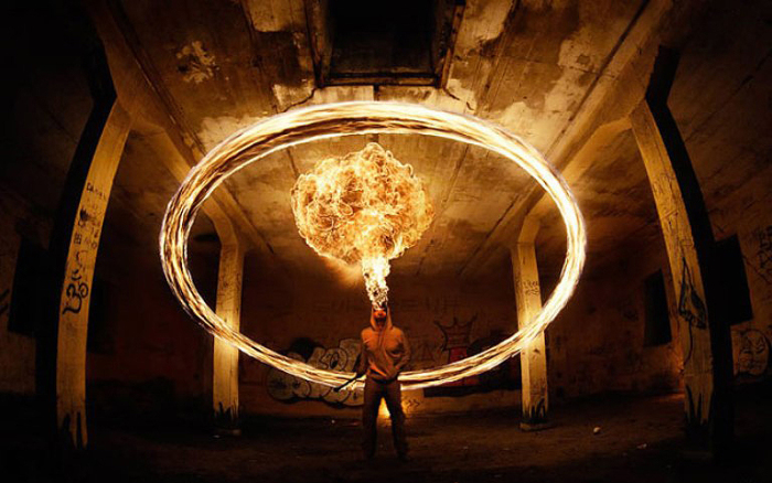 Огненный круг. Фото Tom Lacoste.