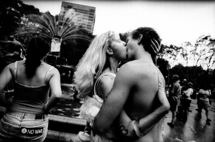 Уличный поцелуй. Автор: Trent Parke.