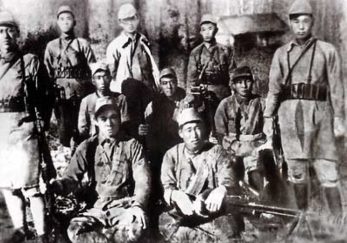 Ким Ир Сен (задний ряд, в центре) с бойцами своего отряда. \ Фото: bing.com.