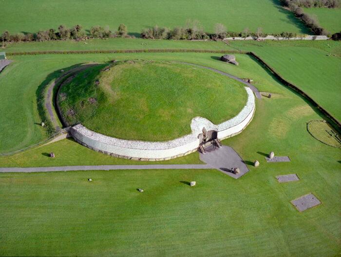 Ньюгрейндж, Ирландия, около 3200 г. до н. э. (вид сверху). \ Фото: heritageireland.ie.