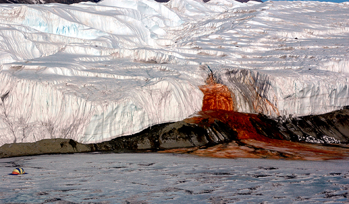 Кровавый водопад в Антарктиде.