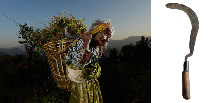 Женщина по имени Лоо-гы использует мачете, чтобы срезать траву для домашних животных. Непал. Автор фото:  Vanessa Ahlsborn.