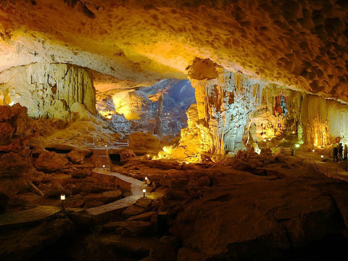 Карстовая пещера. Бухта Халонг, Вьетнам.