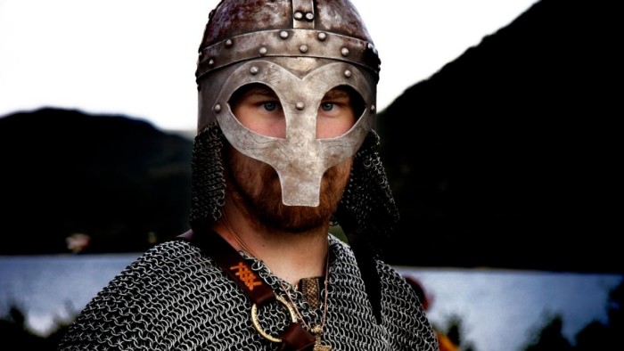 Викинг в «совином» шлеме (Шлем из Гьёрмундбю). \ Фото: nrk.no.