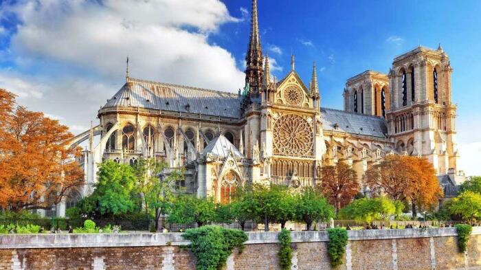 Собор Парижской Богоматери, также парижский собор Нотр-Дам или Нотр-Дам-де-Пари — католический храм в центре Парижа. \ Фото: center.cruises.
