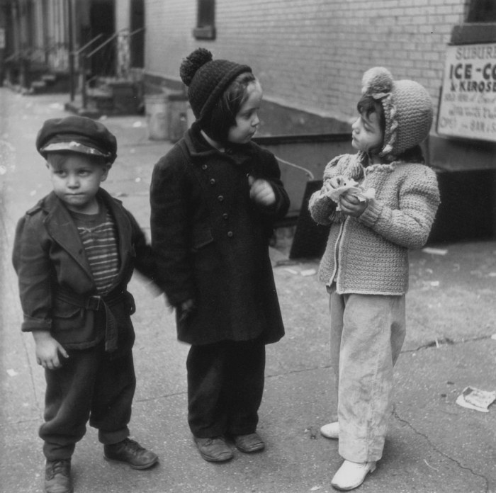 Дети на улице, 1940-е годы. Автор: Vivian Cherry.
