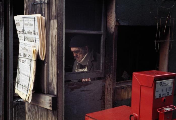 Продавец газет, Чикаго, 1976 год. Автор: Vivian Maier.