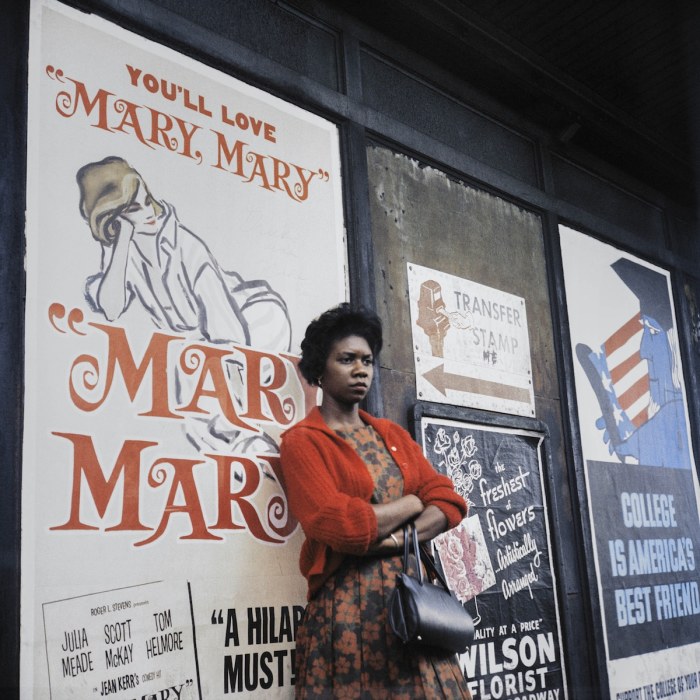 Снимок из архива: Женщина в платье, Чикаго, 1962 год. Автор: Vivian Maier.