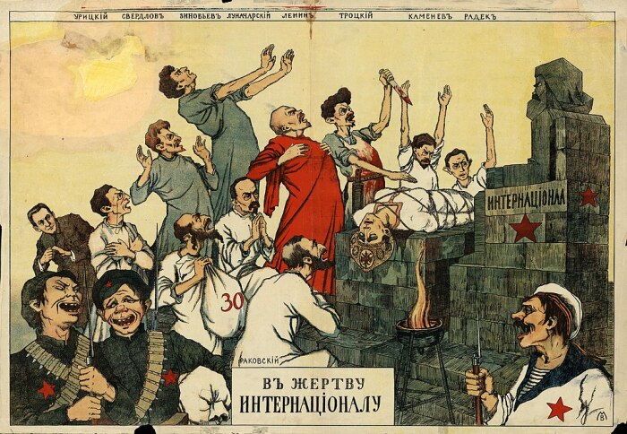 Антибольшевистский пропагандистский плакат, на котором Ленин изображён в красной мантии, помогающий другим большевикам принести Россию в жертву статуе Маркса (около 1918-1919 годы). \ Фото: wikimedia.org.