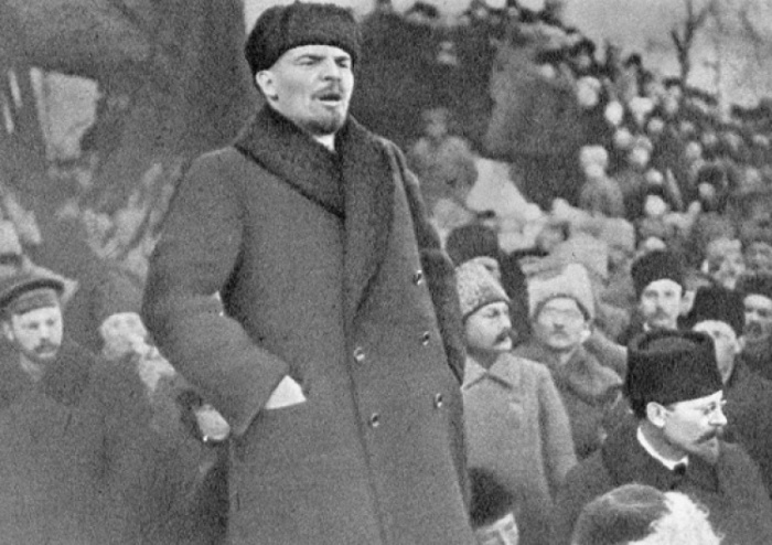 Ленин, выступая с речью в 1919 году. \ Фото: tysol.eu.