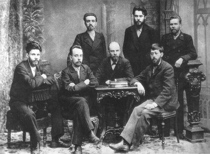 Ленин (сидит в центре) с другими членами Лиги борьбы за освобождение рабочего класса в 1897 году. \ Фото: wikipedia.org.