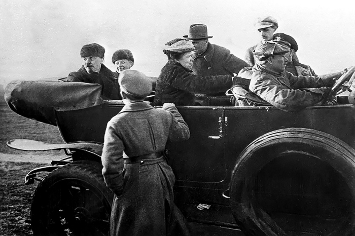 Ленин с женой и сестрой в машине после просмотра парада Красной Армии на Ходынском поле в Москве, Первомай 1918 года. \ Фото: wikipedia.org.