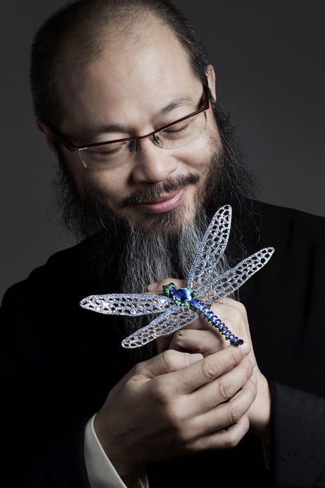 Мастер Чан со своим творением стрекозой. Автор: Wallace Chan.