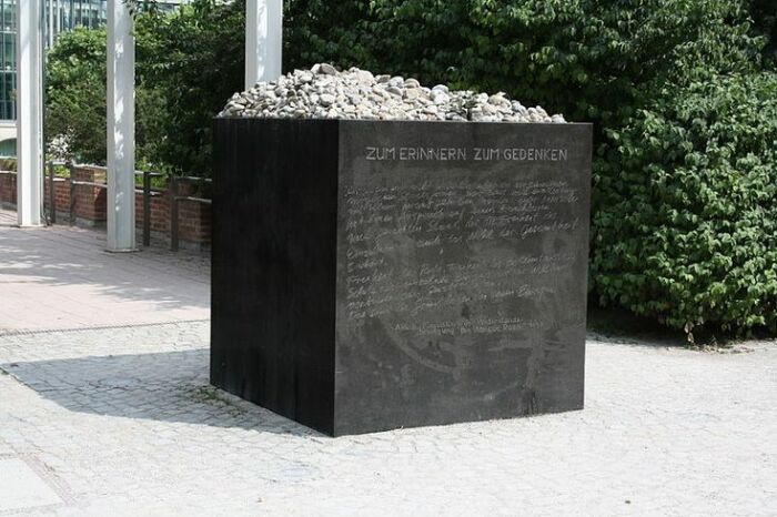 Мемориал из черного гранита движению Белая роза в Хофгартене в Мюнхене. \ Фото: i.pinimg.com.