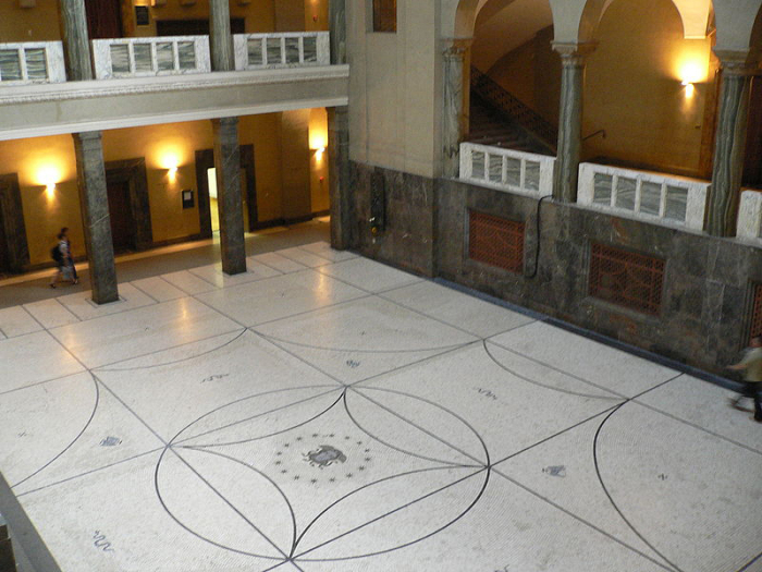 Атриум главного здания Мюнхенского университета, где Ганс и Софи Шолль были арестованы 18 февраля 1943 года. \ Фото: il-galileo.eu.