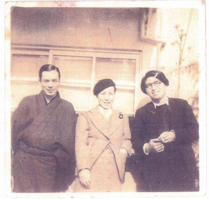 Тазуко Сакане (в центре), примерно 1936 год. \ Фото: wfpp.columbia.edu.