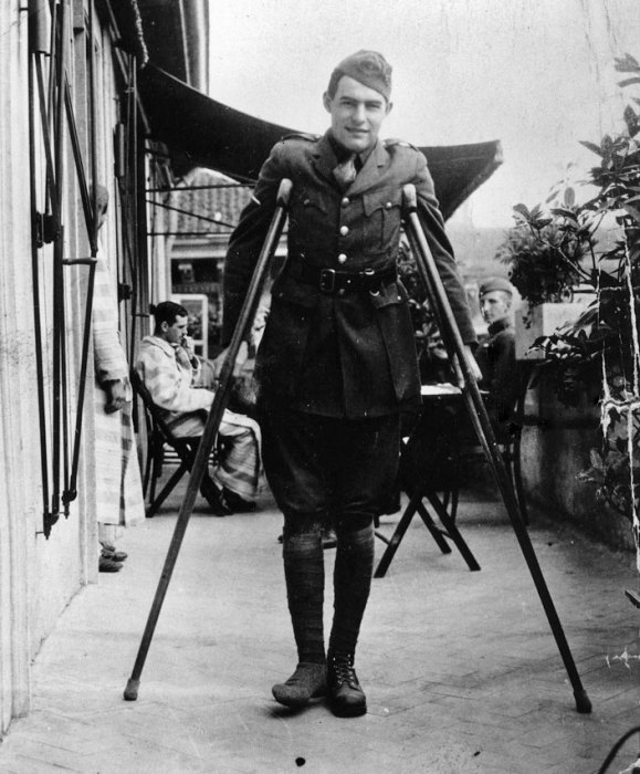 Эрнест Хемингуэй после ранения. 