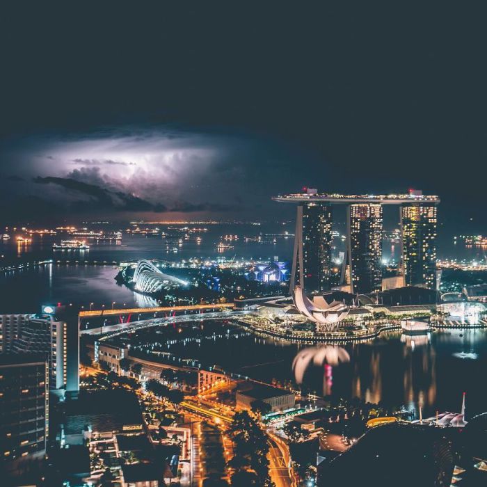 Ночной Сингапур. Автор: Yik Keat Lee.