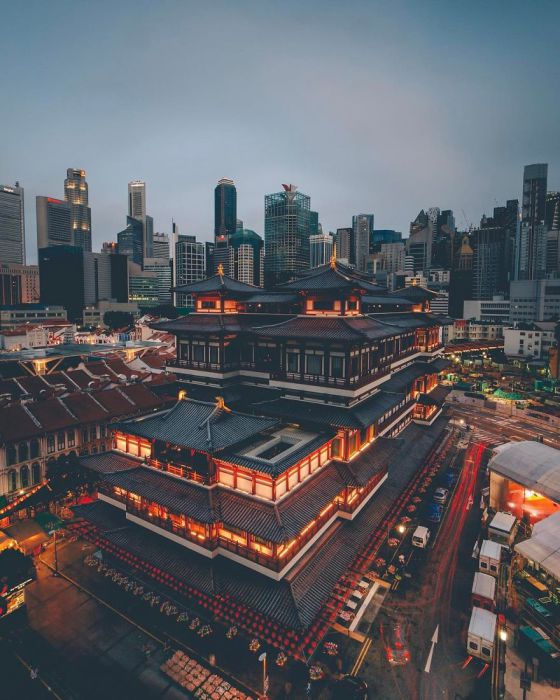 Только в Сингапуре можно увидеть старинные постройки на фоне техногенных зданий. Автор: Yik Keat Lee. 