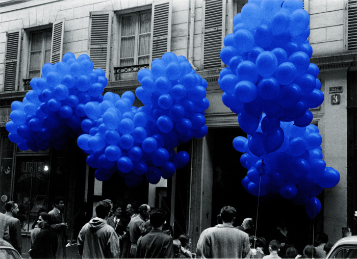 В 1957 году, на открытии своей выставки Монохром, Ив Кляйн выпустил в небо 1001 воздушный шар, назвав его Аэростатической скульптурой. \ Фото: happening.media.