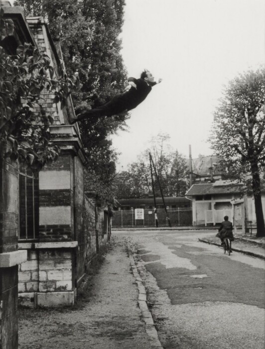 Прыжок в пустоту, Ив Кляйн, 1960 год. \ Фото: sothebys.com.