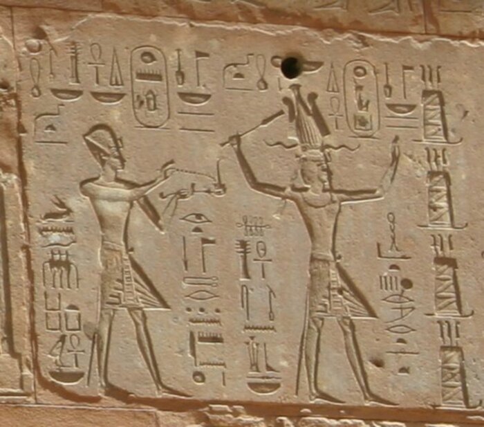 Рельеф из «Красного святилища» в Карнаке, изображающий Хатшепсут рядом с Тутмосом III. \ Фото: discover.hubpages.com.