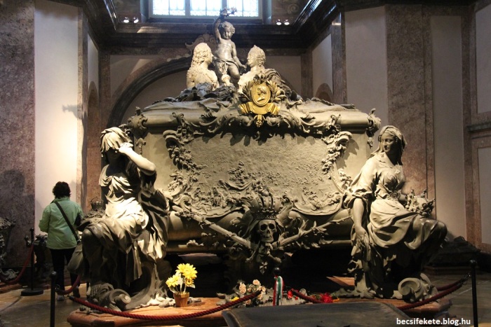 Надгробие Марии Терезии и Франца I Стефана в Императорском склепе, Вена. \ Фото: blog.hu.