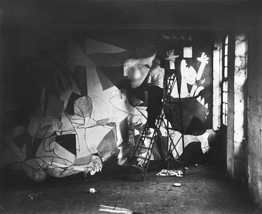 Пабло Пикассо пишет Гернику. Париж, 1937 год. \ Фото: google.com.