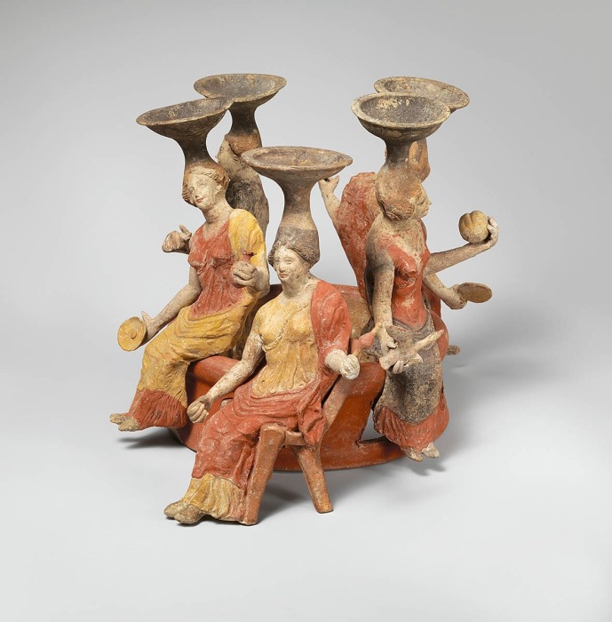 Терракотовая курильница для благовоний в форме группы женщин, сидящих у колодца, IV век до н. э. \ Фото: artsandculture.google.com.