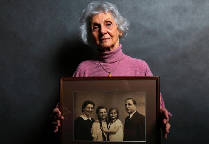 Ева Фахиди (Eva Fahidi) 90 лет. Держит портрет своей семьи. Все члены ее семьи были убиты в Аушвице и других лагерях. 