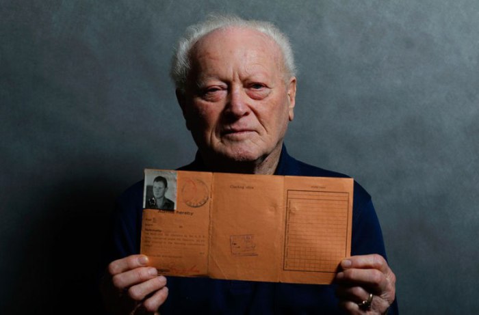 87-летний Янош Форгакс (Janos Forgacs) с документом, подтверждающим, что его доставили в лагерь.