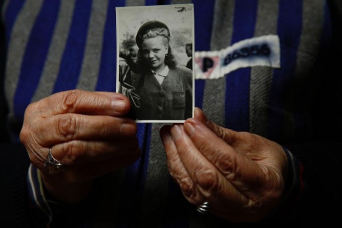 Ядвига держит фотографию себя в 1944 году.