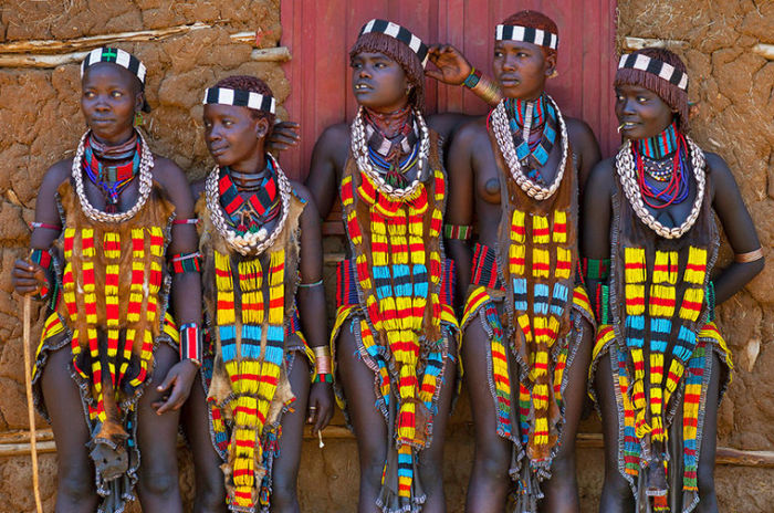 Самые красивые девушки Эфиопии утверждают, что украшений много не бывает.